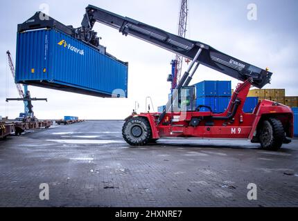 Mukran, Deutschland. 11th. Februar 2022. Im Hafen von Mukran wird nach der Ankunft des ersten Schiffes einer neuen "Seidenstraße"-Verbindung zwischen China und Deutschland ein Container entladen. Die Container aus dem chinesischen Wuhan decken einen Teil der Strecke auf dem Wasser ab und werden auf der Insel Rügen wieder auf Schienenfahrzeuge verladen. Quelle: Jens Büttner/dpa-Zentralbild/dpa/Alamy Live News Stockfoto