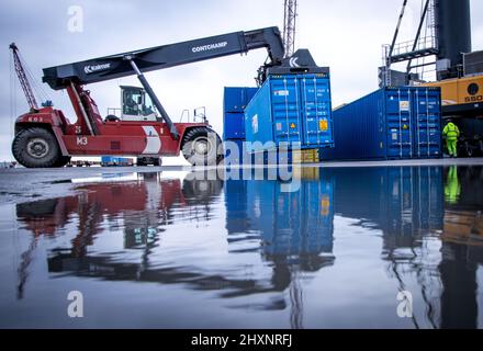 Mukran, Deutschland. 11th. Februar 2022. Im Hafen von Mukran wird nach der Ankunft des ersten Schiffes einer neuen "Seidenstraße"-Verbindung zwischen China und Deutschland ein Container entladen. Die Container aus dem chinesischen Wuhan decken einen Teil der Strecke auf dem Wasser ab und werden auf der Insel Rügen wieder auf Schienenfahrzeuge verladen. Quelle: Jens Büttner/dpa-Zentralbild/dpa/Alamy Live News Stockfoto