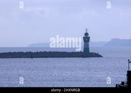 Mukran, Deutschland. 11.. Februar 2022. Das Leuchtfeuer steht am Eingang des Industriehafens des Mukran-Hafens am Wellenbrecher. Quelle: Jens Büttner/dpa-Zentralbild/dpa/Alamy Live News Stockfoto