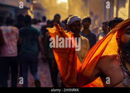 Mathura, Uttarpradesh, Indien. 11. März 2022. Holi, das Festival der Farben wird mit viel Eifer und Begeisterung im ganzen Staat Uttar Pradesh gefeiert. Doch Unterschiede kennzeichnen die Art und Weise, wie sie gefeiert werden. Die kleine Stadt Barsan, die etwa 42 km von Mathura entfernt liegt, ist bekannt für ihre unverwechselbare Art, Holi zu feiern. Barsana, der Geburtsort von Radha, Lord Krishnas Geliebter, zieht jedes Jahr eine große Anzahl von Besuchern an, wenn es Holi feiert. (Bild: © Luqmaan Zeerak/Pacific Press via ZUMA Press Wire) Stockfoto