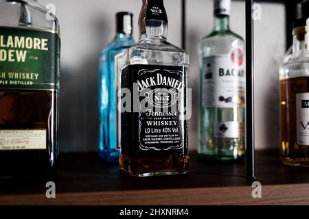 Minsk, Weißrussland, März 2022 - Jack Daniels - Whiskey ist der beliebteste Likör der Welt. Ursprünglich in Irland entstanden, wird es jetzt im großen Stil produziert Stockfoto