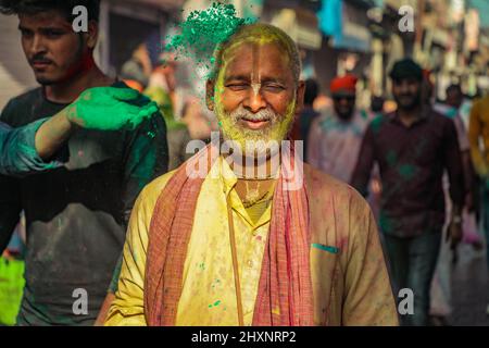 Mathura, Uttarpradesh, Indien. 11. März 2022. Holi, das Festival der Farben wird mit viel Eifer und Begeisterung im ganzen Staat Uttar Pradesh gefeiert. Doch Unterschiede kennzeichnen die Art und Weise, wie sie gefeiert werden. Die kleine Stadt Barsan, die etwa 42 km von Mathura entfernt liegt, ist bekannt für ihre unverwechselbare Art, Holi zu feiern. Barsana, der Geburtsort von Radha, Lord Krishnas Geliebter, zieht jedes Jahr eine große Anzahl von Besuchern an, wenn es Holi feiert. (Bild: © Luqmaan Zeerak/Pacific Press via ZUMA Press Wire) Stockfoto