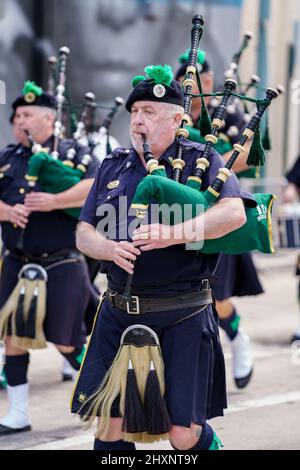 Hollywood, FL, USA - 13. März 2022: Foto der St. Patrick's Day Parade 2022 auf den Straßen der Innenstadt von Hollywood. Stockfoto