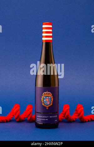 Prag, Tschechische Republik - Januar 13,2022: Flasche Landgraf Hessen Riesling und rotes Schiffsseil auf blauem Hintergrund. Stockfoto