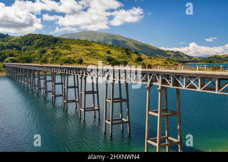 Brücke Ponte delle Stecche, Lago di Campotosto im Nationalpark Gran Sasso e Monti della Laga, Region Abruzzen, Italien Stockfoto