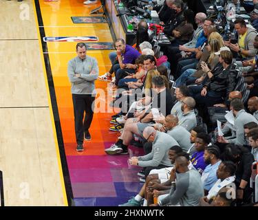 Phoenix, Vereinigte Staaten Von Amerika. 13. März 2022. Frank Vogel (Los Angeles Lakers Head Coach) sieht beim Spiel der National Basketball Association zwischen den Los Angeles Lakers und den Phoenix Suns im Footprint Center in Phoenix, Arizona, niedergeschlagen aus. Edwin Rodriguez/SPP Credit: SPP Sport Press Photo. /Alamy Live News Stockfoto