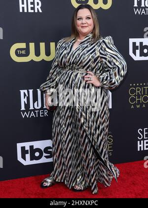 Century City, Usa. 13. März 2022. CENTURY CITY, LOS ANGELES, KALIFORNIEN, USA - 13. MÄRZ: Melissa McCarthy kommt zu den Annual Critics' Choice Awards 27., die am 13. März 2022 im Fairmont Century Plaza Hotel in Century City, Los Angeles, Kalifornien, USA, verliehen wurden. (Foto von Xavier Collin/Image Press Agency) Quelle: Image Press Agency/Alamy Live News Stockfoto