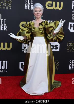 Century City, Usa. 13. März 2022. CENTURY CITY, LOS ANGELES, KALIFORNIEN, USA - 13. MÄRZ: Rita Moreno mit Irene Neuwirth Schmuck kommt bei den Annual Critics' Choice Awards 27. an, die am 13. März 2022 im Fairmont Century Plaza Hotel in Century City, Los Angeles, Kalifornien, USA, verliehen wurden. (Foto von Xavier Collin/Image Press Agency) Quelle: Image Press Agency/Alamy Live News Stockfoto