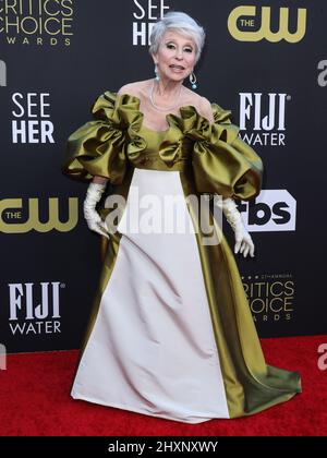 Century City, Usa. 13. März 2022. CENTURY CITY, LOS ANGELES, KALIFORNIEN, USA - 13. MÄRZ: Rita Moreno mit Irene Neuwirth Schmuck kommt bei den Annual Critics' Choice Awards 27. an, die am 13. März 2022 im Fairmont Century Plaza Hotel in Century City, Los Angeles, Kalifornien, USA, verliehen wurden. (Foto von Xavier Collin/Image Press Agency) Quelle: Image Press Agency/Alamy Live News Stockfoto