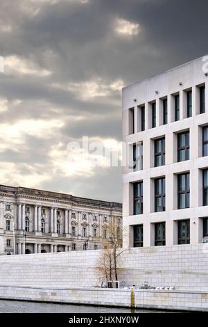 Berlin, 26. Februar 2022: Ecke des Humboldt Forums mit dem historischen Museum im Hintergrund in der Berliner Innenstadt Stockfoto