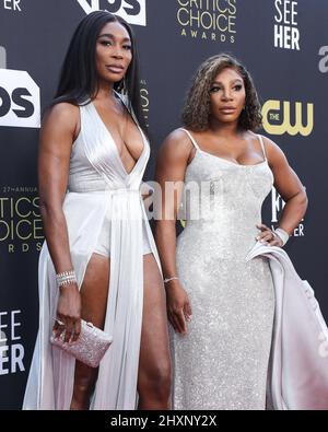 Century City, Usa. 13. März 2022. CENTURY CITY, LOS ANGELES, KALIFORNIEN, USA - 13. MÄRZ: Venus Williams und Serena Williams kommen zu den Annual Critics' Choice Awards 27., die am 13. März 2022 im Fairmont Century Plaza Hotel in Century City, Los Angeles, Kalifornien, USA, verliehen wurden. (Foto von Xavier Collin/Image Press Agency) Quelle: Image Press Agency/Alamy Live News Stockfoto