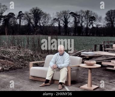 Sir Terence Conran sitzt 2008 auf einem seiner Benchmark Sofa Designs Stockfoto