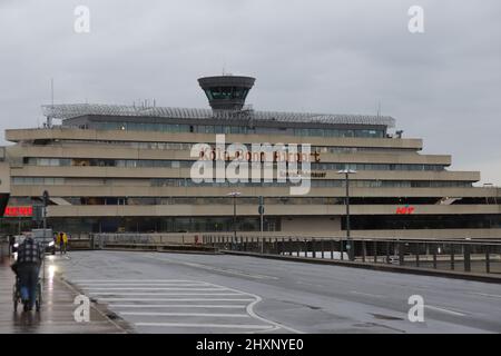 Köln, Deutschland. 14. März 2022. Die Zufahrtsstraße zum Flughafen ist morgens leer. Die Gewerkschaft Verdi hat das Sicherheitspersonal bei der Passagierkontrolle an mehreren deutschen Flughäfen aufgefordert, am Montag ganztägige Warnstreiks zu starten. Sie sind Teil des Lohnstreits zwischen Verdi und dem Bundesverband der Luftfahrtunternehmen (BDLS). Die Gewerkschaft verhandelt derzeit über einen neuen Tarifvertrag mit dem Arbeitgeberverband für rund 25.000 Sicherheitspersonal im ganzen Land. Quelle: Sascha Thelen/dpa/Alamy Live News Stockfoto