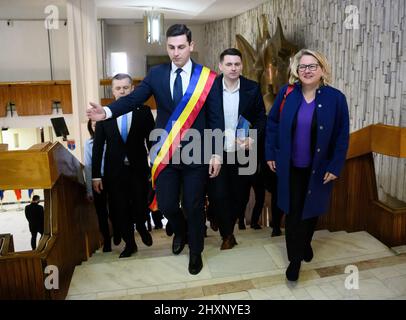 Baia Mare, Rumänien. 14. März 2022. Svenja Schulze (SPD), Bundesministerin für wirtschaftliche Zusammenarbeit und Entwicklung, geht mit Bogdan Ionel Ovidiu (l), dem Vorsitzenden des Landkreises Maramures, am Sitz des Landkreises Baia Mare spazieren. Der Entwicklungsminister ist für einen Tag in Rumänien, um UNICEF-Projekte für ukrainische Flüchtlingsfamilien an der Grenze zur Ukraine zu besuchen. Quelle: Bernd von Jutrczenka/dpa/Alamy Live News Stockfoto