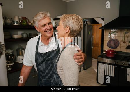 Romantische liebevoll reifen Paar umarmt in der Küche Stockfoto