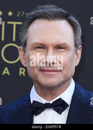 Century City, Usa. 13. März 2022. CENTURY CITY, LOS ANGELES, KALIFORNIEN, USA - 13. MÄRZ: Christian Slater trägt Christian Louboutin Schuhe und eine Omega-Uhr und kommt bei den Annual Critics' Choice Awards 27. an, die am 13. März 2022 im Fairmont Century Plaza Hotel in Century City, Los Angeles, Kalifornien, USA, verliehen wurden. (Foto: Xavier Collin/Image Press Agency/Sipa USA) Quelle: SIPA USA/Alamy Live News Stockfoto