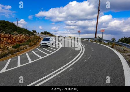 Die neue Straße zwischen dem kleinen isolierten Dorf Kyparissi und Fokianos Beach auf dem Peloponnes, Arcadia, Griechenland Stockfoto