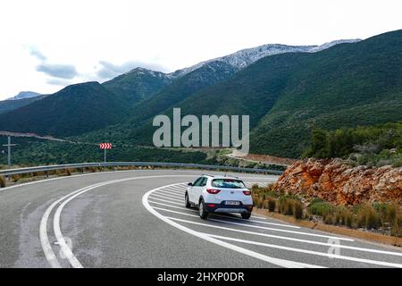 Die neue Straße zwischen dem kleinen isolierten Dorf Kyparissi und Fokianos Beach auf dem Peloponnes, Arcadia, Griechenland Stockfoto