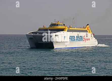 Fred Olsen Katamaran Fähre Bocayna Express Ankunft in Playa Blanca, Lanzarote Stockfoto