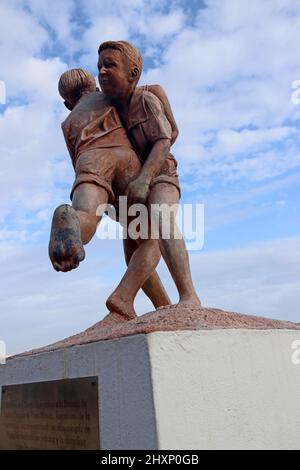 Statue von 2 Jungen, die ringen, Playa Blanca, Lanzarote Stockfoto