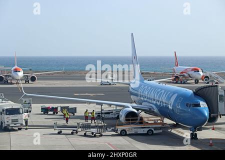 Die Boeing 737-800 von TUI Airways wird am Flughafen Arrecife, Lanzarite, bedient Stockfoto