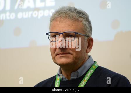 Rom, Italien. 13. März 2022. Massimiliano Smeriglio, Mitglied des Europäischen Parlaments während der "Italien ohne Gifte. No to war', programmatische Konferenz von Europa Verde und der Europäischen Grünen Partei Verdi., Nachrichten in Rom, Italien, März 13 2022 Quelle: Independent Photo Agency/Alamy Live News Stockfoto