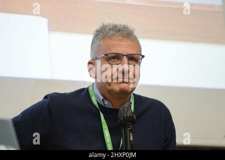 Rom, Italien. 13. März 2022. Massimiliano Smeriglio, Mitglied des Europäischen Parlaments während der "Italien ohne Gifte. No to war', programmatische Konferenz von Europa Verde und der Europäischen Grünen Partei Verdi., Nachrichten in Rom, Italien, März 13 2022 Quelle: Independent Photo Agency/Alamy Live News Stockfoto