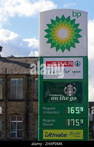 Schild vor der BP-Tankstelle Stockfoto