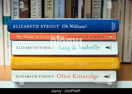 Elizabeth Strout der amerikanische Schriftsteller Stapel von Büchern im Bücherregal Oh William, Lucy Barton, Olive Kittridge, Olive Again Amy & Isabelle UK KATHY DEWITT Stockfoto