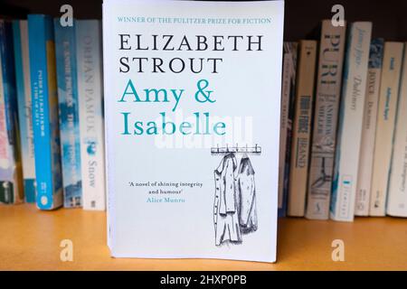 Elizabeth Strout Mein Buch „Amy & Isabel“ umfasst weibliche amerikanische Schriftstellerin im Bücherregal von KATHY DEWITT Stockfoto