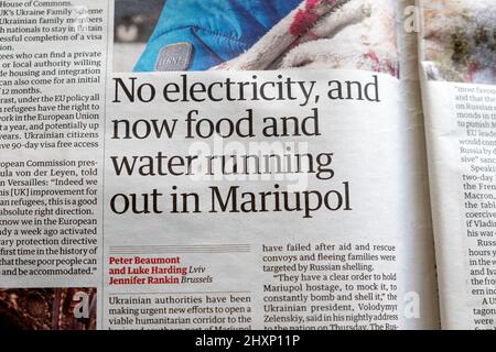 „Kein Strom, und jetzt gehen Essen und Wasser in Mariupol aus“ Headline-Artikel der Zeitung Guardian am 11. März 2022 London England Großbritannien großartig Stockfoto