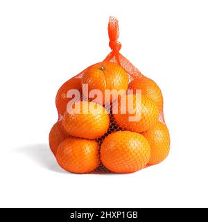 Mandarin Orangen in Plastikmaschensack auf weißem Hintergrund Stockfoto