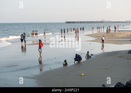 Pondicherry, Indien - 12. März 2022: Der Strand an der Promenade. Stockfoto