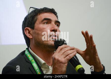 Rom, Italien. 13. März 2022. Nicola Fratoianni, Sinistra Italiana während "Italien ohne Gifte. No to war', programmatische Konferenz von Europa Verde und der Europäischen Grünen Partei Verdi., Nachrichten in Rom, Italien, März 13 2022 Quelle: Independent Photo Agency/Alamy Live News Stockfoto