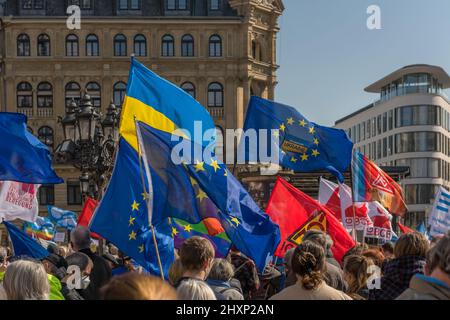 Die Demonstration am Opernplatz zur Unterstützung der Ukraine und gegen die russische Aggression, Frankfurt, Deutschland Stockfoto