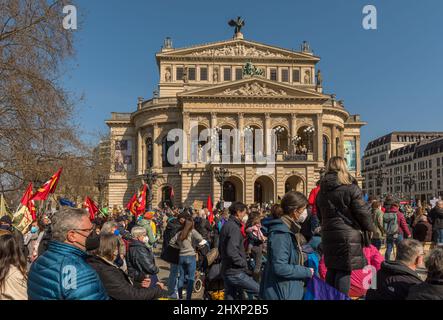 Die Demonstration am Opernplatz zur Unterstützung der Ukraine und gegen die russische Aggression, Frankfurt, Deutschland Stockfoto