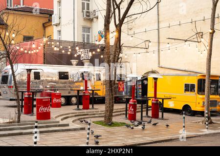 Umgebauter Airstream Sovereign Food Trailer Caravan und Vintage Fiat 241 T San Giorgio Truck für Street Chefs Burger und Fast Food in der Innenstadt von Sofia, Stockfoto