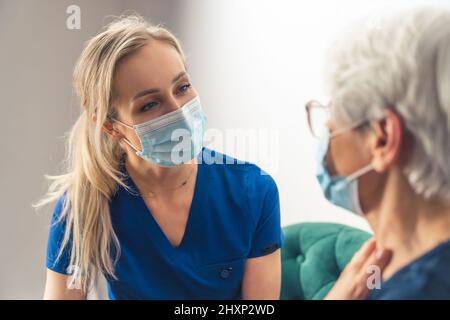 Die professionelle Pflegekraft kümmert sich geduldig um ihre ältere Patientin. Hochwertige Fotos Stockfoto