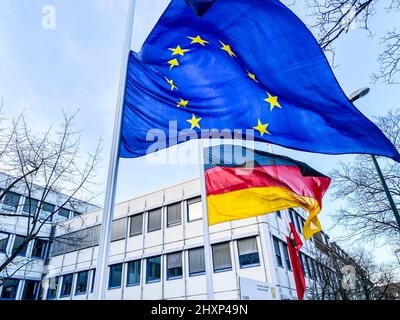 Europa-Flagge und die deutsche Fahne in Düsseldorf Stockfoto