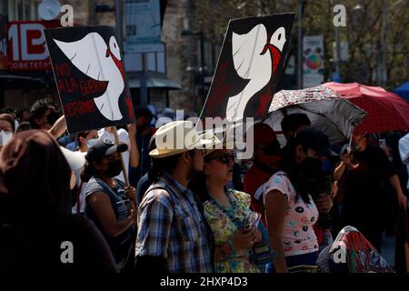 Nicht exklusiv: MEXIKO-STADT, MEXIKO - 13. MÄRZ 2022: Unterstützer der Zapatistischen Armee der Nationalen Befreiung und indigener Gemeinschaften (EZLN) nehmen an Stockfoto