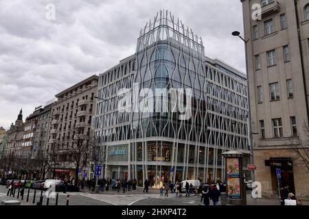 Prag, Tschechische Republik - März 5 2022: Bekleidungsgeschäft Primark im neu errichteten Flow Building auf dem Wenzelsplatz in Prag. Stockfoto