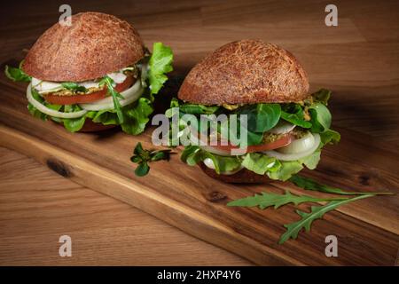 Gesunder Veganer Burger. Hamburger auf einem Holztisch. Stockfoto