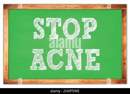 STOP AKNE auf grünen Holzrahmen Schule Tafel geschrieben Stockfoto