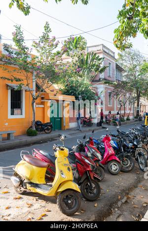 Pondicherry, Indien - 12. März 2022: Das Kolonialgebiet der Stadt. Romain Rolland Street. Stockfoto