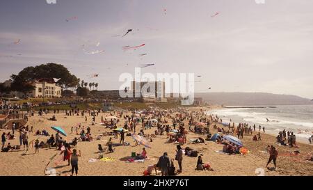 Los Angeles, USA. 13. März 2022. Das Foto vom 13. März 2022 zeigt einen Blick auf das Drachenfest am Redondo Beach in Los Angeles, Kalifornien, USA. Tausende von Menschen versammelten sich am Sonntag am Redondo Beach Pier in Los Angeles zum jährlichen Festival of the Kite 48.. Quelle: Zeng Hui/Xinhua/Alamy Live News Stockfoto