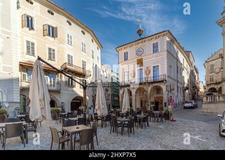 Mondovì, Cuneo, Piemont, Italien - 23. Oktober 2021: Altes Rathaus von Mondovì Piazza Sitz des historischen Archivs auf der piazza Maggiore Stockfoto