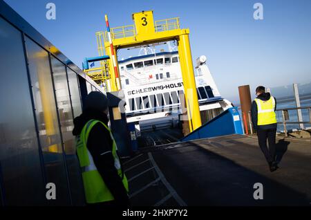 03. März 2022, Schleswig-Holstein, Dagebüll: Die Fähre Schleswig-Holstein der Wyker Dampfschiffs-Reederei (WDR) liegt an der Anlegestelle im Hafen von Dagebüll. Foto: Christian Charisius/dpa Stockfoto