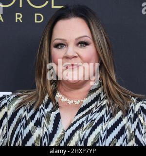 Century City, Usa. 13. März 2022. CENTURY CITY, LOS ANGELES, KALIFORNIEN, USA - 13. MÄRZ: Melissa McCarthy kommt zu den Annual Critics' Choice Awards 27., die am 13. März 2022 im Fairmont Century Plaza Hotel in Century City, Los Angeles, Kalifornien, USA, verliehen wurden. (Foto: Xavier Collin/Image Press Agency/Sipa USA) Quelle: SIPA USA/Alamy Live News Stockfoto