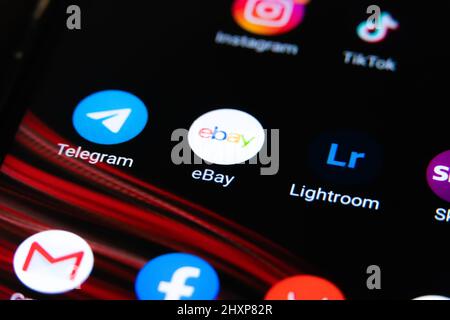 Batumi, Georgia - Februar 5 2022: Nahaufnahme von Telegrammsymbolen, eBay, lightroom, auf einem Mobiltelefon. Anzeigen von Symbolen für soziale Netzwerke auf einem Smartphone. Stockfoto