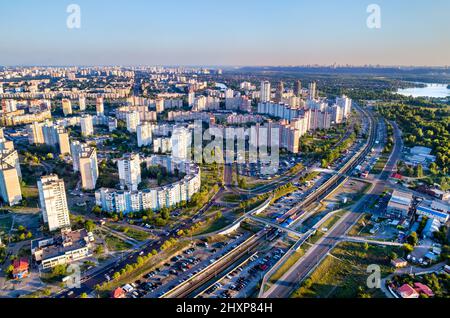 Luftaufnahme des Bezirks Troieschtschyna von Kiew, Ukraine Stockfoto
